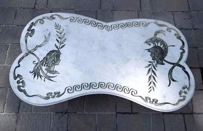 Mesa de centro de mármol blanco Hollywood Regency de mediados de siglo con tema griego hecha en Italia Foto 1 de 4