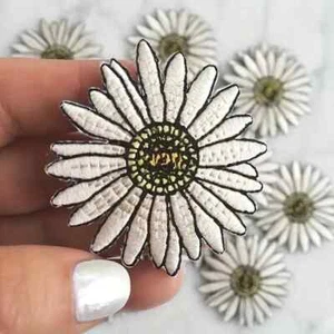 IRON ON PATCH APPLIQUE - DAISY 2 3/4 inch - Picture 1 of 4