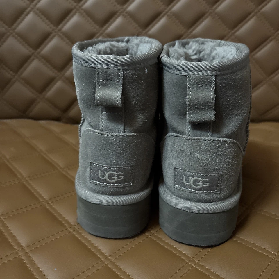 Plataforma clásica Ugg para niños talla 2 Foto 1 de 4