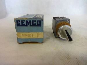 NEW IN BOX GEMCO 404S2X121 2 POSITION SELECTOR SWITCH - Picture 1 of 3
