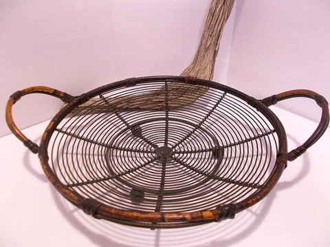 Vintage 9.5" Twisted Black Metal Wire Footed Fruit /Egg Table Basket Bowl Bamboo Cover