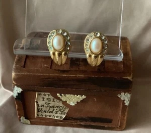 Vintage-Sophisticated 1980's Shrimp Style Faux Pearl Cabs Rhinestones Earrings - Picture 1 of 11