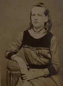 ANTIQUE 1900's GLAMOUR SHOT PORTRAIT SERIOUS YOUNG GIRL SEPIA PHOTO Photograph - Picture 1 of 5