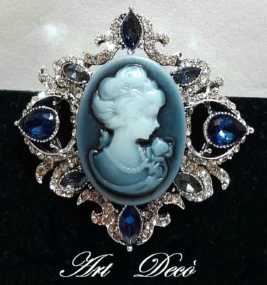 SPILLA CAMMEO ART-DECO' CM.5 ca ZAFFIRI,BRILLANTI,PASTA-ONICE,ARGENTO/ORO BIANCO - Immagine 1 di 4
