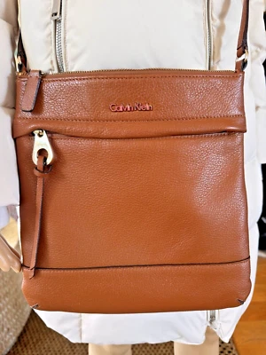 Bolso Bandolera Calvin Klein Cuero Suave Talla Mediana Color Marrón Tostado Foto 1 de 4