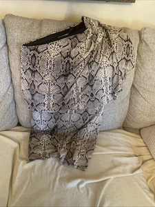 Jessica Simpson Womens Medium Blouse Top Long Animal Print New Size Medium - Picture 1 of 3