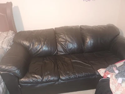 Un sofá de cuero negro en buen estado sin embargo se ve limpio y brillante y no  Foto 1 de 2