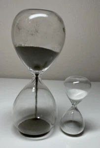 Juego de dos relojes de arena de cristal de arena transparentes de 1 y 3 min. Temporizadores arena blanca/dorada - Imagen 1 de 8