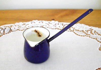 Taza de lata vintage esmaltada azul con mango crema ~ Foto 1 de 4