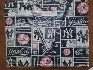 New York Yankees Medical Scrub Shirt SMALL - Picture 1 of 1