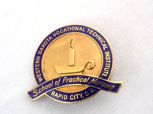 Vintage GF goldfarbene blaue Emaille Western Dakota School of Practical Nursing Pin - Bild 1 von 3