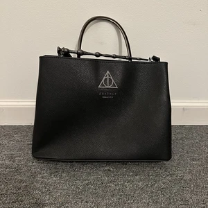 Bolso de Mano Loungefly Harry Potter Deathly Hollows Varita de Saúco (Negro) - Nuevo - Imagen 1 de 6