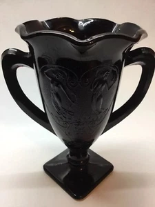 Vintage 1950er Jahre L.E. SMITH SCHWARZ GLAS TROPHÄENVASE 2 GRIFFE TANZENDE DAMEN - Bild 1 von 10
