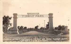 Fourth St Entrance Fredrick Finnup Park Garden City, KS Vintage 1920er RPPC Postkarte - Bild 1 von 2