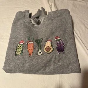 Veggie Christmas Sweater Vegetables Peas Carrot Leek Avocado Eggplant Cute Gray - Picture 1 of 5