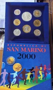 SAN MARINO 2000 DIVISIONALE FDC IN CONFEZIONE ORIGINALE CON MONETA 5000 ARGENTO - Picture 1 of 1