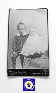 Porträt junger Geschwister in Ruhe antike Studiofotografie um 1900 - 1920 - Bild 1 von 2
