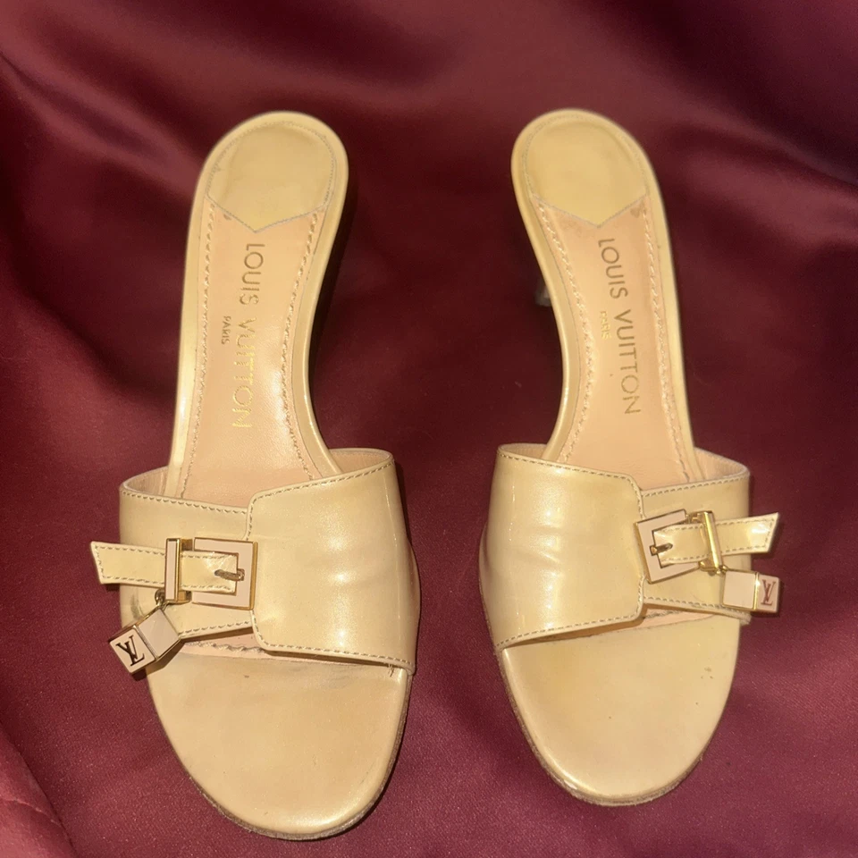 LOUIS VUITTON METALIZADO BEIGE 3" TACONES CON ENCANTO CUBO~ TALLA 37.5 con CAJA Foto 1 de 4