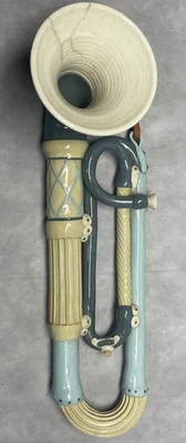 Escultura de trompeta de Steve Smeed reparada/grieta Foto 1 de 4