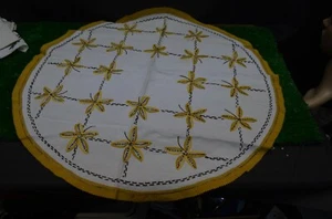 ANCIEN NAPPERON BRODE CROCHET DECOR DE TABLE CANDÉLABRE CHEMINÉE CENTRE - Picture 1 of 1
