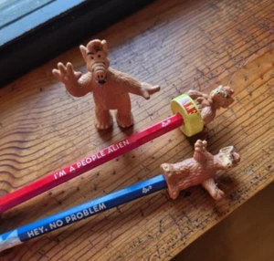 DE COLECCIÓN ALF 2 LÁPICES Y FIGURA HEY NO PROBLEM I'M A PEOPLE ALIEN 1988 - Imagen 1 de 14