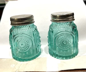 Pioneer Woman Adeline Teal Green Pressed Glass Salt & Pepper Shaker Set Turquois - Bild 1 von 4
