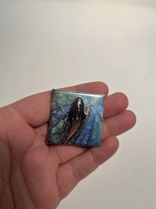 2003 Jessica Galbreth Sea Horse Myth Button Pin Selkie Mermaid Art Square Rarität - Bild 1 von 3