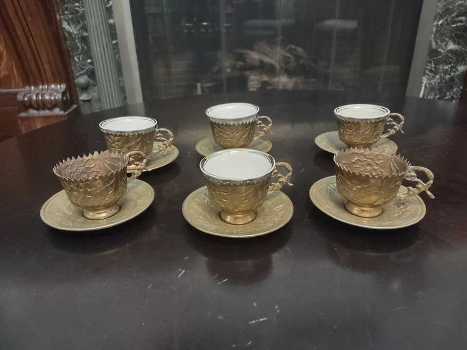 Juego de espresso vintage turco de latón y porcelana Demitasse - 6 platillos/tazas de latón Foto 1 de 4