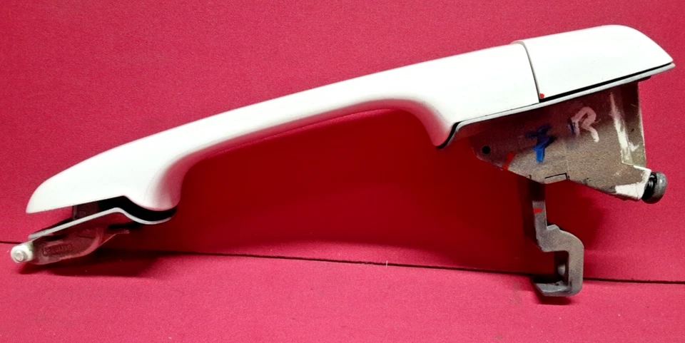 1998 1999 Volvo S70 V70 FRONT RIGHT PASSENGER Door Handle - 189 Polar White - Image 1 of 4