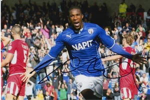 CHESTERFIELD HAND SIGNED TENDAYI DARIKWA 6X4 PHOTO 2. - Imagen 1 de 1