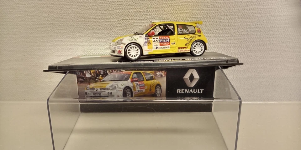 1:43 UNIVERSAL HOBBIES RENAULT CLIO SUPER 1600 #20 MONT BLANC MORZINE RALLY 2004 Foto 1 de 4