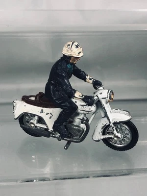 Hombre patrulla policial británico vintage con motocicleta Triumph Thunderbird 9697 Foto 1 de 4