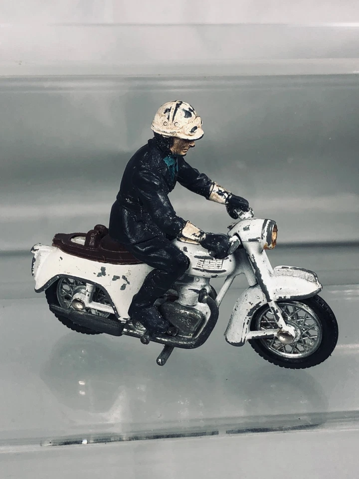 Hombre patrulla policial británico vintage con motocicleta Triumph Thunderbird 9697 Foto 1 de 4