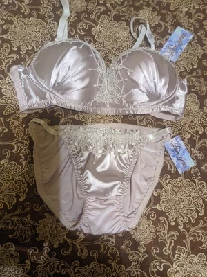 Conjunto de bragas sujetador satinado Love Gerie de colección talla F80 y L... bragas probablemente S/M Foto 1 de 4