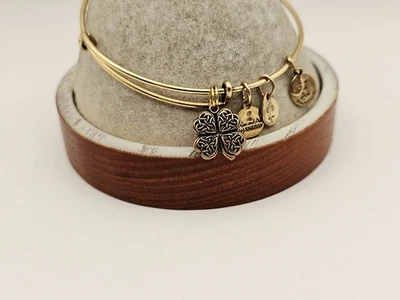  Маленький браслет с 4 листьями клевера Alex and Ani с брелоками на удачу золотой браслет ✨️  - Изображение 1 из 4