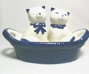 Salero y pimentero de cerámica azul y blanco para gatos dos gatos con lazos en una cama - Imagen 1 de 12