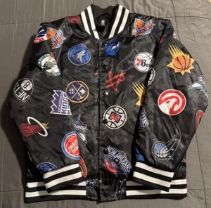 Giacca Bomber NBA LEAGUE BASKETBALL TEAMS All Over Youth TAGLIA M 10/12 - Foto 1 di 10