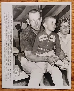 Foto de béisbol 1963 de los Medias Rojas de Boston de los Medias Rojas en el día de Cape Cod con hijo - Imagen 1 de 1