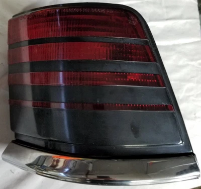 Conjunto de luz trasera derecha 87-95 Chrysler 4689934 Lebaron Exc GTC OEM Hecho en EE. UU. Enviado Foto 1 de 4