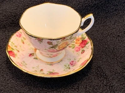 Royal Albert Old Country Roses * Soft Pink Lace * Tea Cup & Saucer * - Image 1 of 4