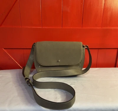 Bolso bandolera de hombro gris con detalles de tachuelas plateadas en la parte delantera Foto 1 de 4