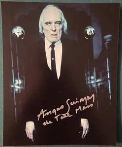 Foto RARA de Angus Scrimm El Hombre Alto Fantasma Firmada Autografiada 8x10 - Imagen 1 de 1