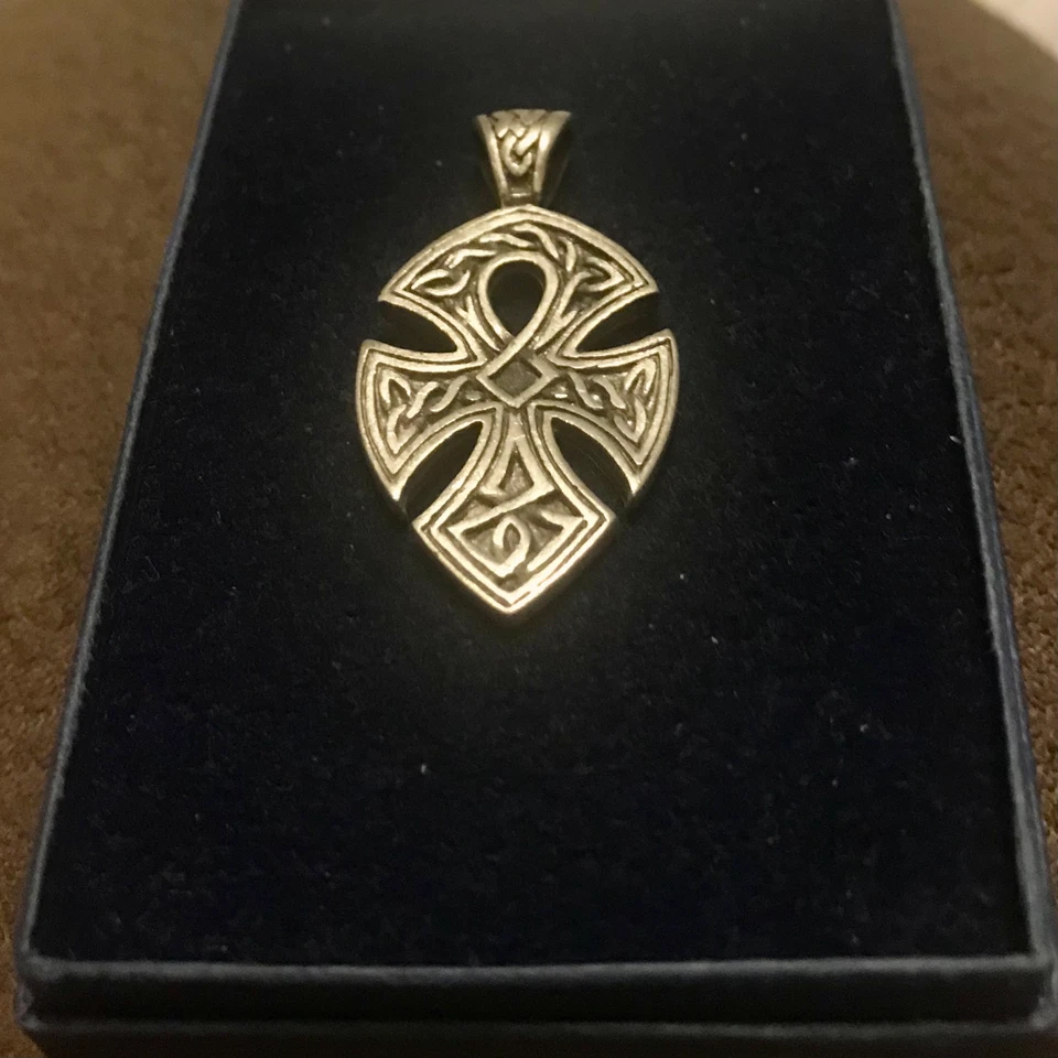 ПРЕКРАСНЫЙ ВИНТАЖНЫЙ ОЛОВЯННЫЙ КУЛОН В КЕЛЬТСКОМ ДИЗАЙНЕ - Изображение 1 из 2