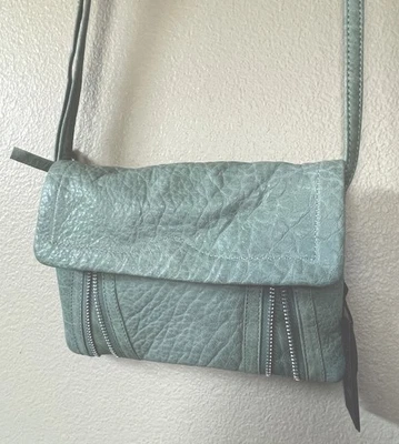 Bolsa tiracolo Day & Mood Anthropologie nova com etiquetas spray surf couro verde - Imagem 1 de 4