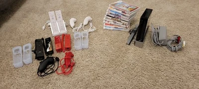 Paquete Consola Wii con 10 Juegos 6 Mandos 4 Nunchucks Probado Funcionando Foto 1 de 4