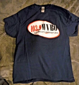 GILDAN T-SHIRT SCHWERE BAUMWOLLE GRÖSSE LARGE 103,9 WVBO THE VALLES GREATEST HITS - Bild 1 von 5