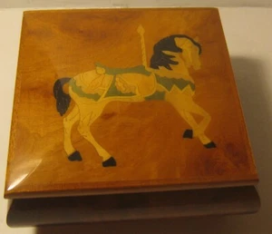 Caja de música REUGE de colección con incrustaciones de marquetería CABALLO CALIOPE en tapa "MEMORIA" - Imagen 1 de 8