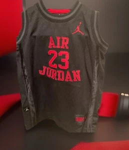 Neu mit Etikett Nike Air Jordan 23 schwarz und rot genähtes Tank 859947-297.  Größe 4 - UVP 43€ - Bild 1 von 11