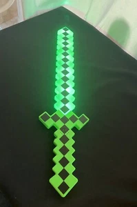 Espada de juguete Minecraft Green Diamond Pixel iluminada bloque de plástico con sonidos funciona - Imagen 1 de 9