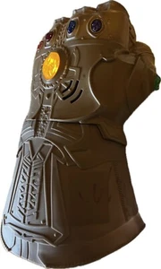 Hasbro Marvel Avengers Infinity War Thanos Guanto Infinito Pugno Accendi - Foto 1 di 11